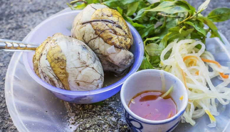Trứng vịt lộn có bao nhiêu calo? Ăn trứng vịt lộn có béo không?