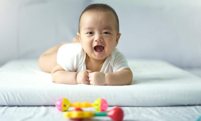 Trẻ mấy tháng biết ngồi? Cách tập ngồi cho bé và lưu ý cần nhớ