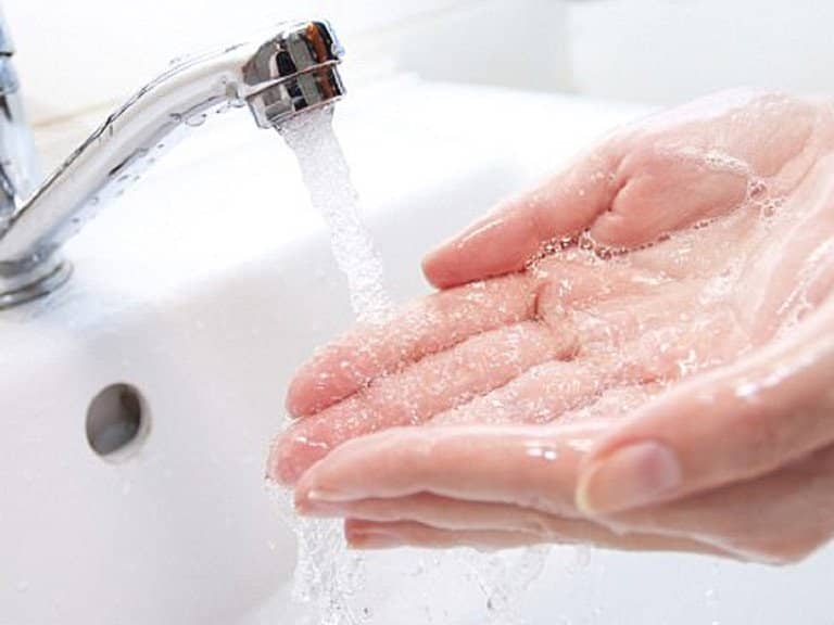 Hãy xối rửa phần da cháy nắng ngay dưới vòi nước mát