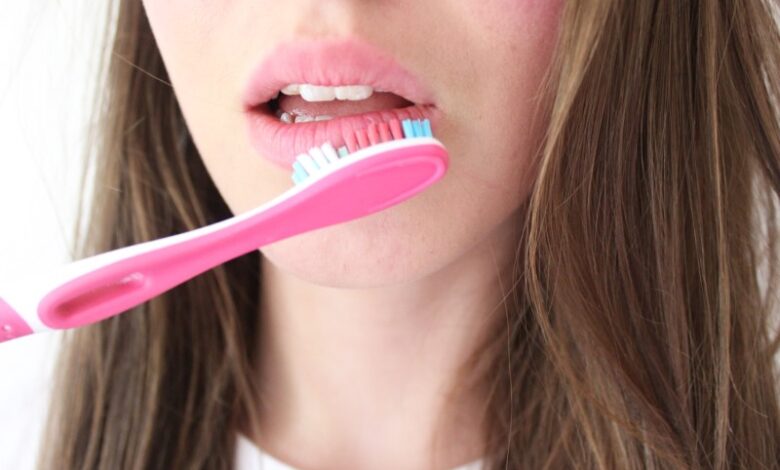 Cách vệ sinh răng miệng sau khi phun môi chuẩn xác và an toàn nhất