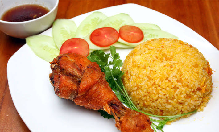 Cơm gà xối mỡ chứa bao nhiêu calo? - 2dep