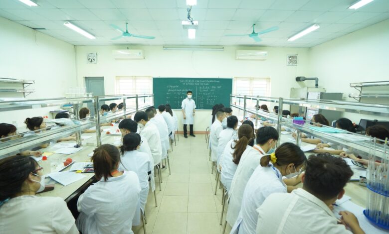 Dược sĩ đại học ra trường làm gì, ở đâu, lương bao nhiêu?
