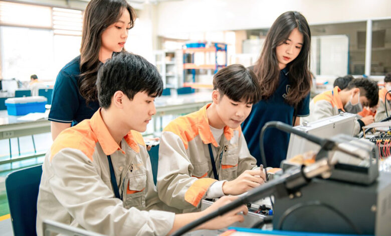 Học nghề gì dễ kiếm tiền? Top 10 nghề dễ kiếm tiền sớm, làm giàu
