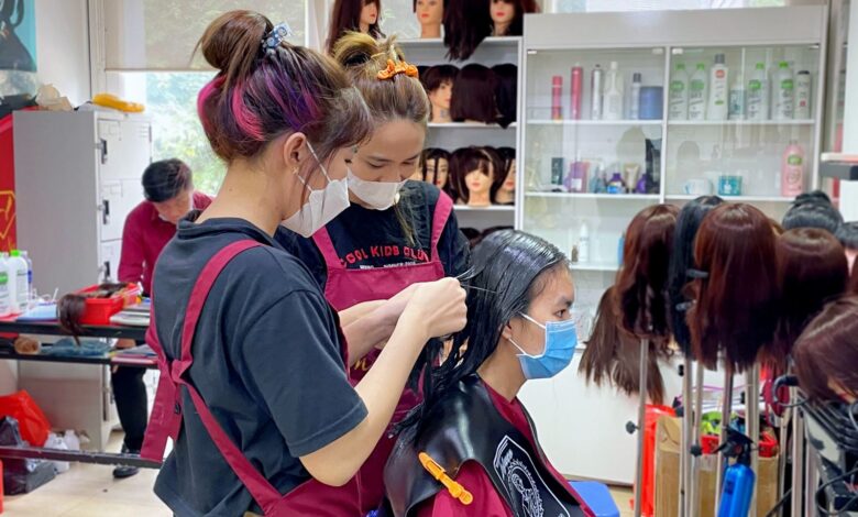 KHÓA HỌC CẮT TÓC BAO LÂU THÌ RA NGHỀ? - World Nail School