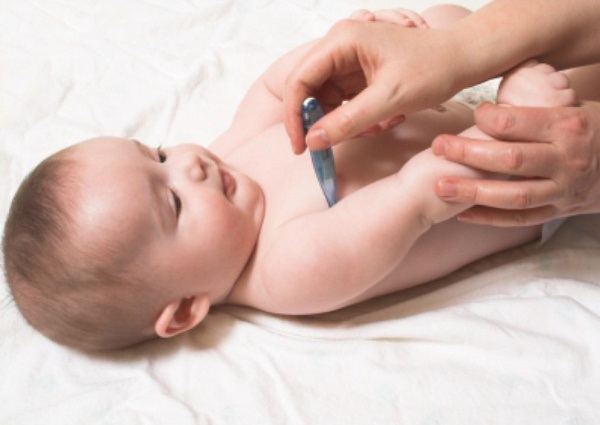 Nhiệt độ kẹp nách bao nhiêu độ là sốt ở người lớn và trẻ em?