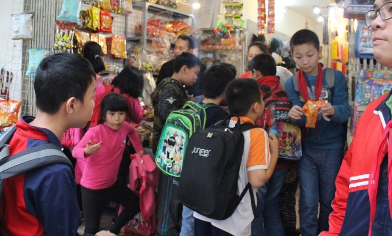 Có mặt bằng gần trường học nên kinh doanh gì? - SaleKit
