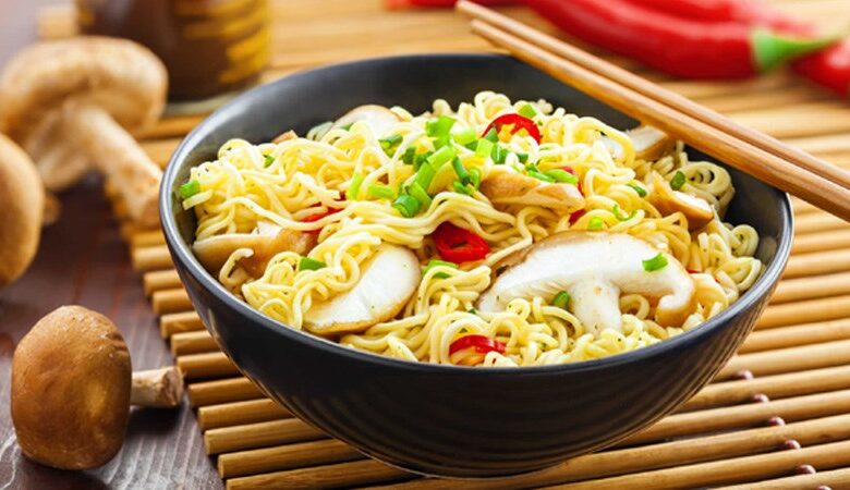 Mì ăn liền bao nhiêu calo? Ăn mì tôm có béo không và có tác hại gì