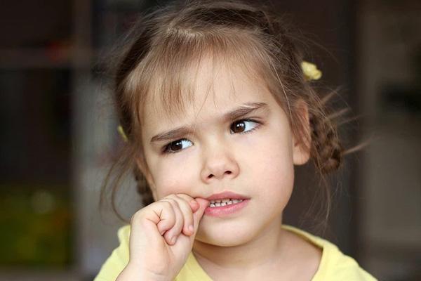Trẻ hay cắn móng tay thiếu chất gì? Khắc phục như nào? - Fitobimbi