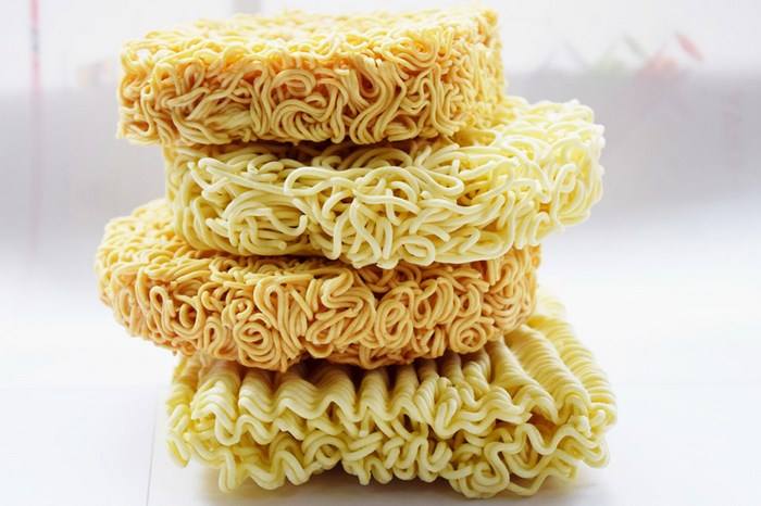 1 gói mì bao nhiêu calo? Ăn nhiều mì có thể gây ung thư không?