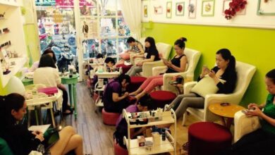 Bạn nên học nghề nail ở trung tâm chuyên nghiệp hay ở tiệm?