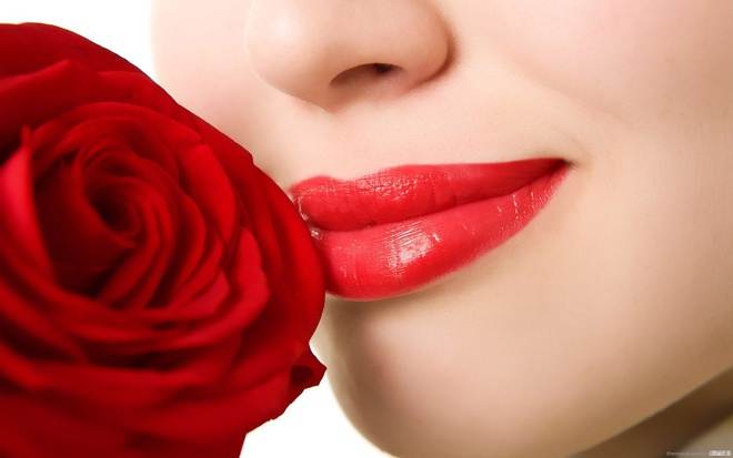 Phun môi Collagen có sưng không và có ảnh hưởng gì không?
