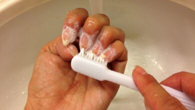 Hướng dẫn cách tẩy sơn móng tay bằng kem đánh răng đơn giản