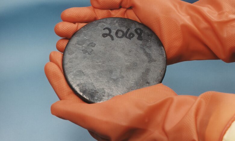 Uranium là gì? Nguồn gốc, tính chất, ứng dụng của uranium